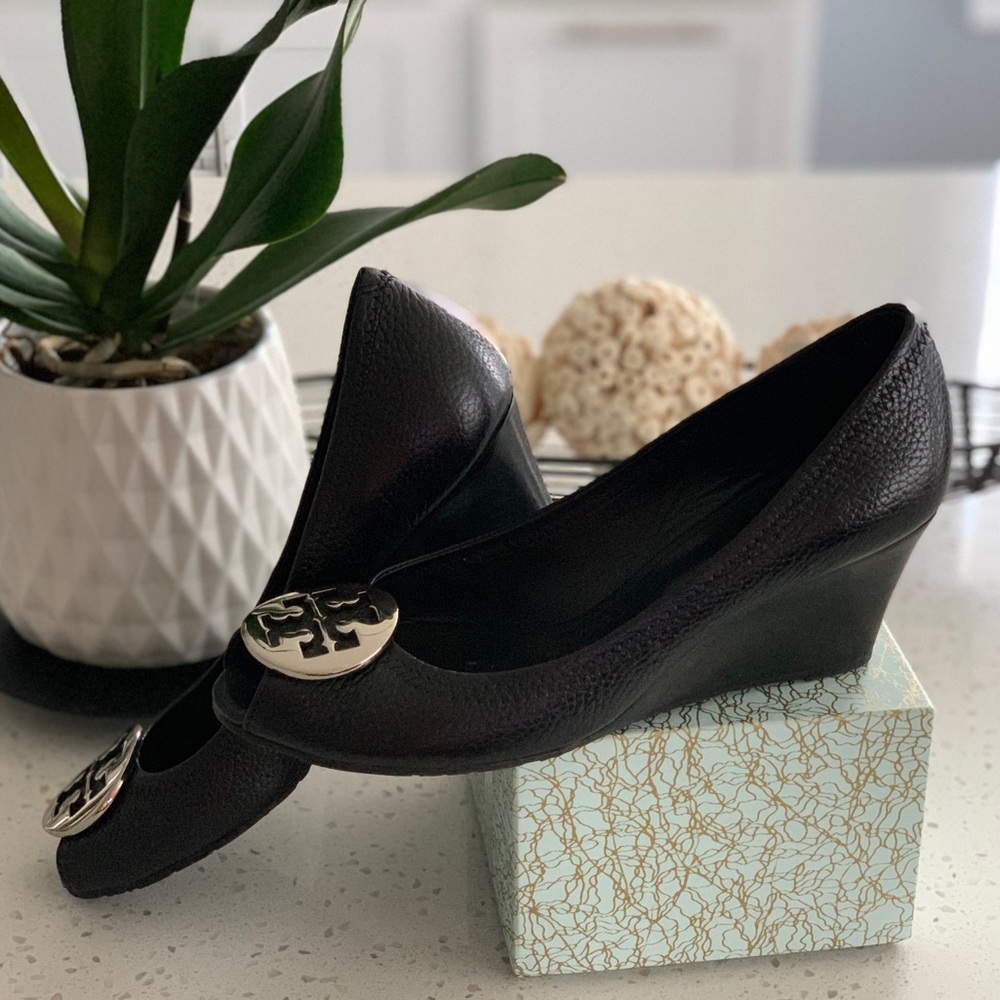 🛍🛍Tory Burch Black Leather Peep toe wedge pump
